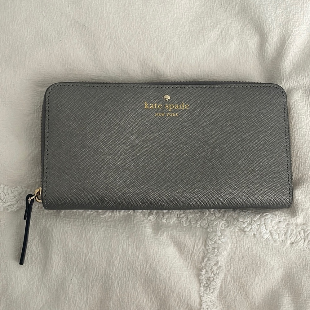 KATE SPADE wallet. Silver. Lightly used.
